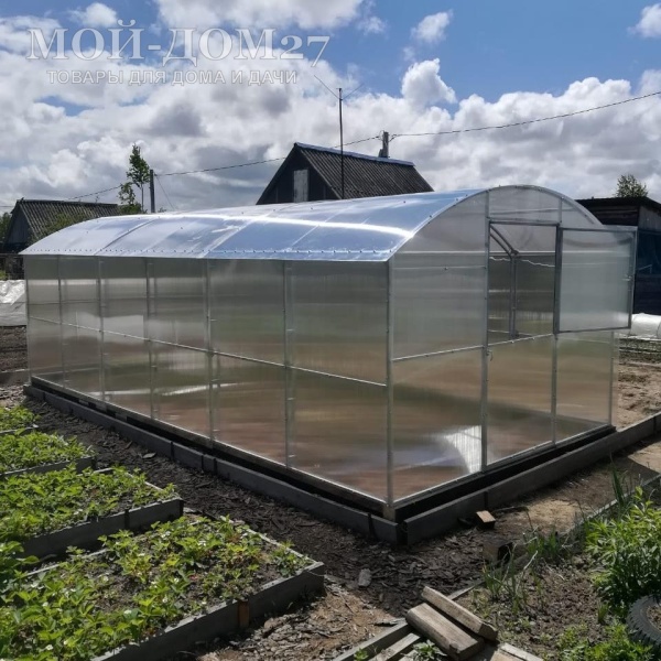 Теплица СверхПрочная ВАГОН 6 метров с поликарбонатом | Мой-Дом27 Теплица СверхПрочная ВАГОН 6 метров с поликарбонатом | Мой-Дом27 | Каркас изготовлен из оцинкованной замкнутой трубы 20*20 мм.<br>
 Ширина - 3 метра. Высота - 2,05 метра. Длина - 6 метров<br>
 Выдерживаемая снеговая нагрузка - 150 кг/м2. Выдерживаемая ветровая нагрузка - до 27 м/с.<br>
 Расстояние между дугами 1 метр. Ширина двери 0,96 метра.<br>
 <b>ДВОЙНАЯ ДУГА под дугой приварена еще одна дуга. Прямые стенки</b><br>